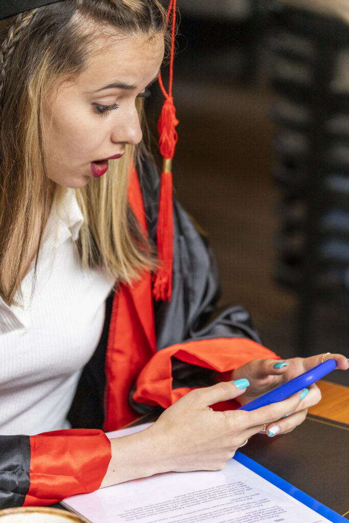 Estudiante revisando documentos para solicitar una traducción jurada para homologar estudios en España
